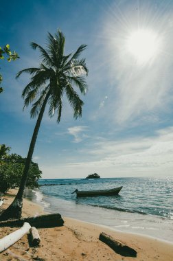 Deniz manzaralı manzara ve mavi gökyüzü olan tekneler. Capurgana, Kolombiya. 