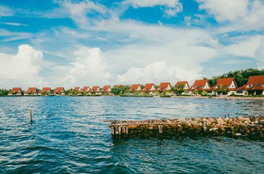 San Antero, Cordoba, Kolombiya. 5 Mart 2015: Cispata Marina Oteli ve balıkçılarla deniz.