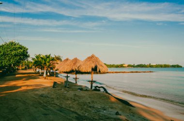San Antero, Kolombiya 'da güzel plaj ve yaz manzarası
