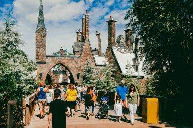 Orlando, Florida, Estados Unidos, 3 Ekim 2012: Walt Disney World Resort, güzel insanlar ve binalar.