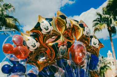 Orlando, Florida, Estados Unidos, 3 Ekim 2012: Renkli Mickey balonları ve mavi gökyüzü. 