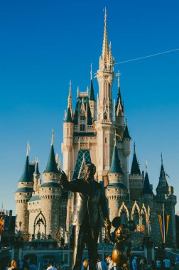 Orlando, Florida, Estados Unidos, 3 Ekim 2012: Disney World Park 'taki Cinderella Şatosu