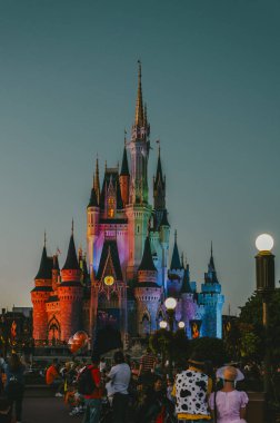 Orlando, Florida, Estados Unidos, 3 Ekim 2012: Disney World Park 'taki Cinderella Şatosu