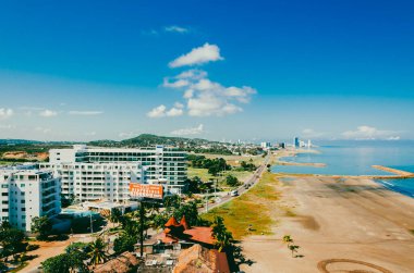 Cartagena, Bolivar, Kolombiya. 17 Ocak 2013: Deniz manzaralı panoramik fotoğraf ve mavi gökyüzü. Bölgenin mimarisi.