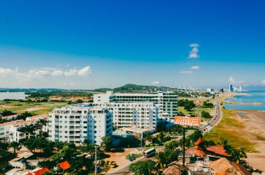 Cartagena, Bolivar, Kolombiya. 17 Ocak 2013: Deniz manzaralı panoramik fotoğraf ve mavi gökyüzü. Bölgenin mimarisi.