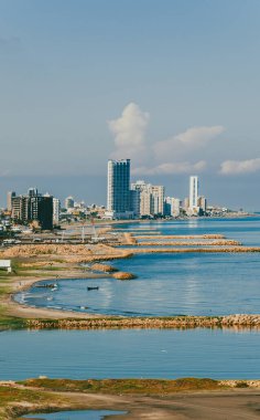Cartagena, Bolivar, Kolombiya. 17 Ocak 2013: Bulutlu gökyüzü olan beyaz binalar. Marbella Sahili. 