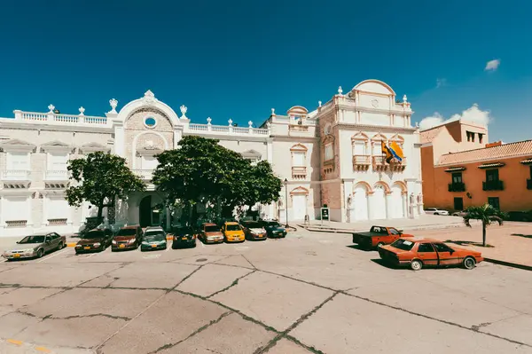 Cartagena, Bolivar, Kolombiya. 20 Eylül 2010: Duvarlarla çevrili şehirde renkli mimari.