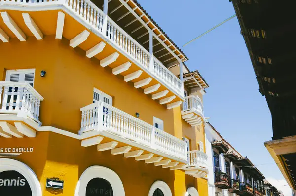 Cartagena, Bolivar, Kolombiya. 20 Eylül 2010: Duvarlarla çevrili şehirde renkli mimari.