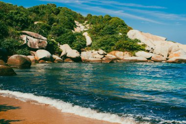 Okyanus manzaralı güzel bir manzara ve Tayrona Parkı sahillerinde mavi gökyüzü. Santa Marta, Kolombiya.