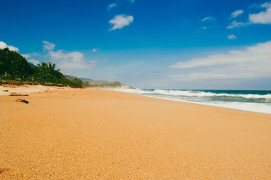Okyanus manzaralı güzel bir manzara ve Tayrona Parkı sahillerinde mavi gökyüzü. Santa Marta, Kolombiya.