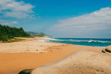Okyanus manzaralı güzel bir manzara ve Tayrona Parkı sahillerinde mavi gökyüzü. Santa Marta, Kolombiya.
