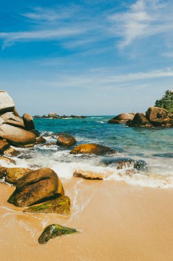 Okyanus manzaralı güzel bir manzara ve Tayrona Parkı sahillerinde mavi gökyüzü. Santa Marta, Kolombiya.