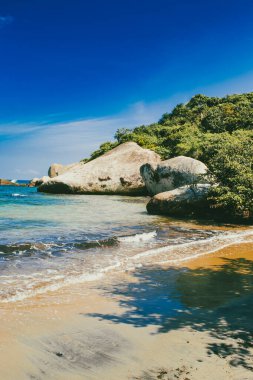Okyanus manzaralı güzel bir manzara ve Tayrona Parkı sahillerinde mavi gökyüzü. Santa Marta, Kolombiya.