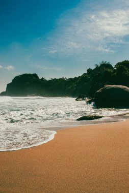 Okyanus manzaralı güzel bir manzara ve Tayrona Parkı sahillerinde mavi gökyüzü. Santa Marta, Kolombiya.