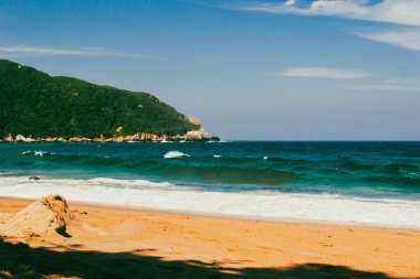 Okyanus manzaralı güzel bir manzara ve Tayrona Parkı sahillerinde mavi gökyüzü. Santa Marta, Kolombiya.