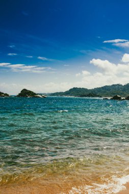 Okyanus manzaralı güzel bir manzara ve Tayrona Parkı sahillerinde mavi gökyüzü. Santa Marta, Kolombiya.