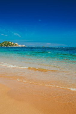 Okyanus manzaralı güzel bir manzara ve Tayrona Parkı sahillerinde mavi gökyüzü. Santa Marta, Kolombiya.