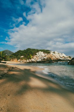 Okyanus manzaralı güzel bir manzara ve Tayrona Parkı sahillerinde mavi gökyüzü. Santa Marta, Kolombiya.
