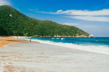 Okyanus manzaralı güzel bir manzara ve Tayrona Parkı sahillerinde mavi gökyüzü. Santa Marta, Kolombiya.
