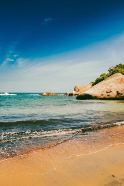 Okyanus manzaralı güzel bir manzara ve Tayrona Parkı sahillerinde mavi gökyüzü. Santa Marta, Kolombiya.