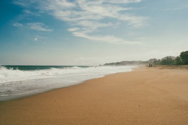 Okyanus manzaralı güzel bir manzara ve Tayrona Parkı sahillerinde mavi gökyüzü. Santa Marta, Kolombiya.