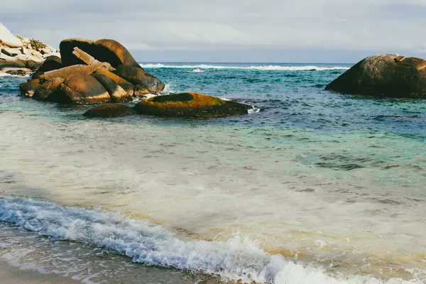 Okyanus manzaralı güzel bir manzara ve Tayrona Parkı sahillerinde mavi gökyüzü. Santa Marta, Kolombiya.