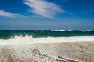 Okyanus manzaralı güzel bir manzara ve Tayrona Parkı sahillerinde mavi gökyüzü. Santa Marta, Kolombiya.