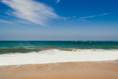 Okyanus manzaralı güzel bir manzara ve Tayrona Parkı sahillerinde mavi gökyüzü. Santa Marta, Kolombiya.