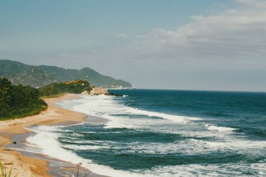 Okyanus manzaralı güzel bir manzara ve Tayrona Parkı sahillerinde mavi gökyüzü. Santa Marta, Kolombiya.