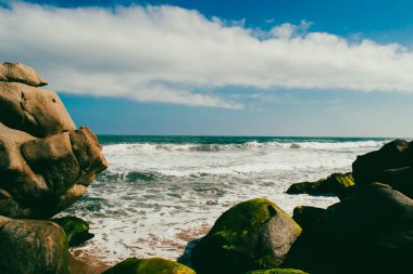 Okyanus manzaralı güzel bir manzara ve Tayrona Parkı sahillerinde mavi gökyüzü. Santa Marta, Kolombiya.