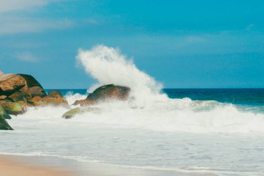 Okyanus manzaralı güzel bir manzara ve Tayrona Parkı sahillerinde mavi gökyüzü. Santa Marta, Kolombiya.