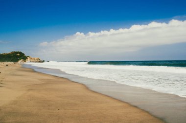 Okyanus manzaralı güzel bir manzara ve Tayrona Parkı sahillerinde mavi gökyüzü. Santa Marta, Kolombiya.