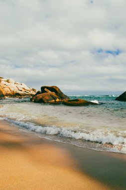 Okyanus manzaralı güzel bir manzara ve Tayrona Parkı sahillerinde mavi gökyüzü. Santa Marta, Kolombiya.