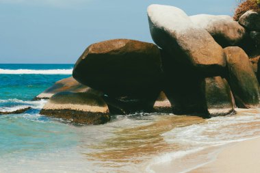 Okyanus manzaralı güzel bir manzara ve Tayrona Parkı sahillerinde mavi gökyüzü. Santa Marta, Kolombiya.
