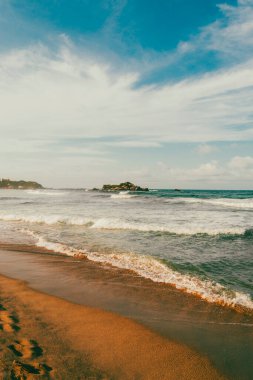 Okyanus manzaralı güzel bir manzara ve Tayrona Parkı sahillerinde mavi gökyüzü. Santa Marta, Kolombiya.
