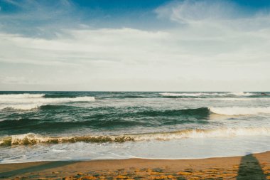 Okyanus manzaralı güzel bir manzara ve Tayrona Parkı sahillerinde mavi gökyüzü. Santa Marta, Kolombiya.