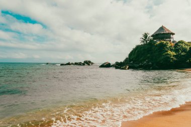 Okyanus manzaralı güzel bir manzara ve Tayrona Parkı sahillerinde mavi gökyüzü. Santa Marta, Kolombiya.