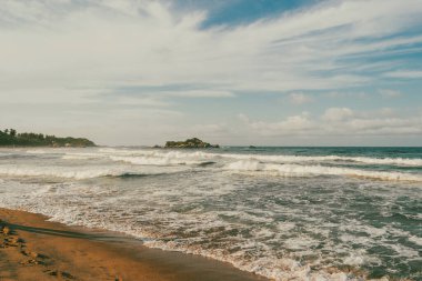 Okyanus manzaralı güzel bir manzara ve Tayrona Parkı sahillerinde mavi gökyüzü. Santa Marta, Kolombiya.