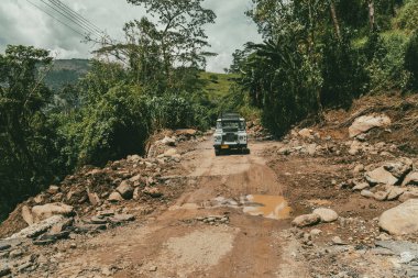 Torrential Bulvarı 'nda arabalar, motosikletler ve ağır makineler. Venedik, Antioquia, Kolombiya.