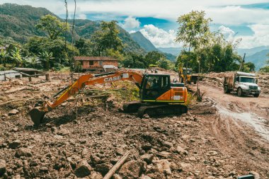 Torrential Bulvarı 'nda bir kepçe var. Venedik, Antioquia, Kolombiya.