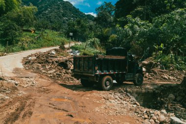 Torrential Bulvarı 'nda arabalar, motosikletler ve ağır makineler. Venedik, Antioquia, Kolombiya.