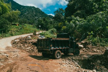 Torrential Bulvarı 'nda arabalar, motosikletler ve ağır makineler. Venedik, Antioquia, Kolombiya.