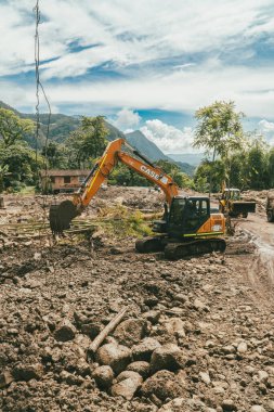 Torrential Bulvarı 'nda bir kepçe var. Venedik, Antioquia, Kolombiya.