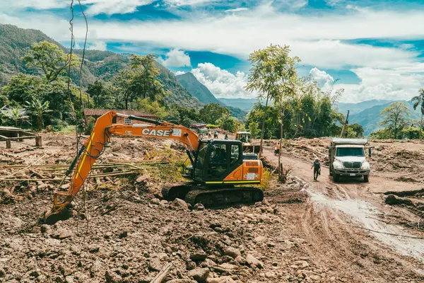 Torrential Bulvarı 'nda bir kepçe var. Venedik, Antioquia, Kolombiya.