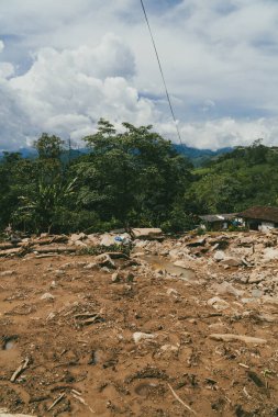 Şiddetli bulvardaki çığ ve enkaz. Venedik, Antioquia, Kolombiya