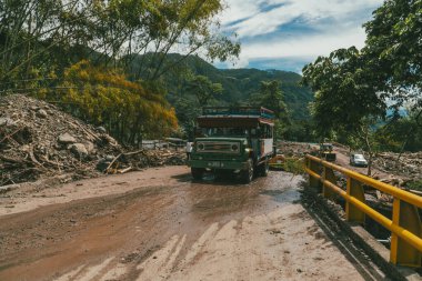 Şiddetli bulvardaki çığ ve enkaz. Venedik, Antioquia, Kolombiya