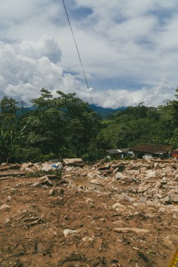 Şiddetli bulvardaki çığ ve enkaz. Venedik, Antioquia, Kolombiya
