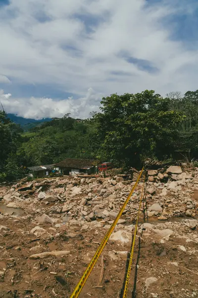 Şiddetli bulvardaki çığ ve enkaz. Venedik, Antioquia, Kolombiya