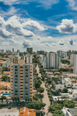 Barranquilla, Atlantico, Kolombiya. 22 Ekim 2024: Barranquilla şehrinin güzel mavi gökyüzü panoramik fotoğrafları.