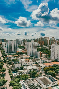Barranquilla, Atlantico, Kolombiya. 22 Ekim 2024: Barranquilla şehrinin güzel mavi gökyüzü panoramik fotoğrafları.